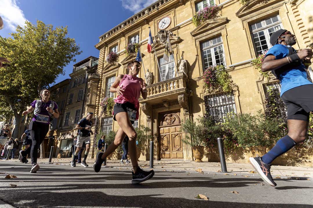 Vue panoramique de la ville traversée par le marathon